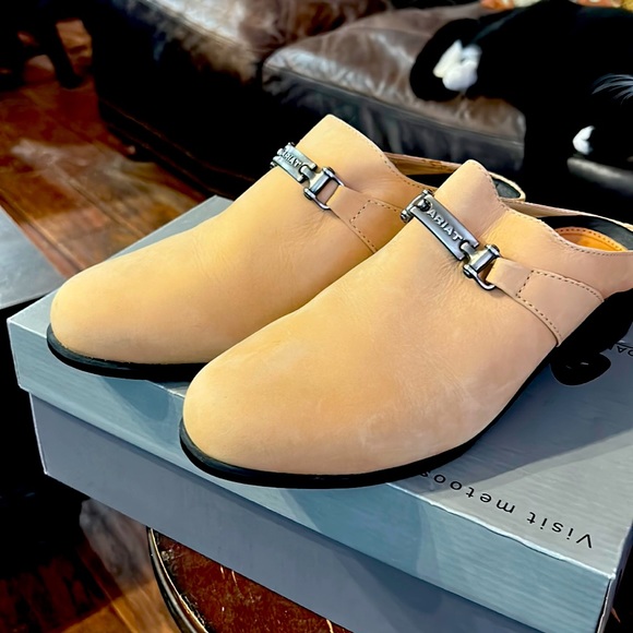 Creamy Tan Ariat Suede Clogs ATS - Picture 1 of 5